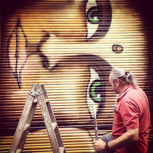 GREEN-FARMERS-Organic-Shop_Barcelona_15.jpg shop window and original wall painting by Ally